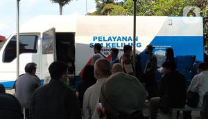 Warga mengantre selama proses perpanjang SIM A dan SIM C saat Pelayanan SIM Keliling di Plaza Jambu Dua, Kota Bogor, Sabtu (5/11/2022). Polresta Bogor Kota telah mempersiapkan beberapa titik lokasi pelayanan di wilayah Kota Bogor, warga hanya perlu membawa SIM A/C asli yang hendak diperpanjang masa berlakunya dan menyertakan fotocopy E-KTP. (Liputan6.com/Magang/Aida Nuralifa)