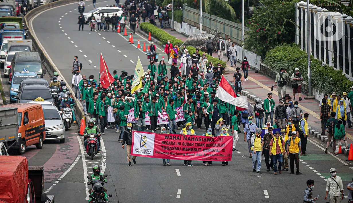 Massa mahasiswa sejumlah aliansi membentangkan spanduk saat mulai mendatangi kawasan sekitar Gedung DPR, Jakarta, Senin (11/4/2022). Ada empat tuntutan yang disuarakan dalam aksi mahasiswa, salah satunya menolak penundaan pemilu 2024 atau masa jabatan 3 periode. (Liputan6.com/Faizal Fanani)
