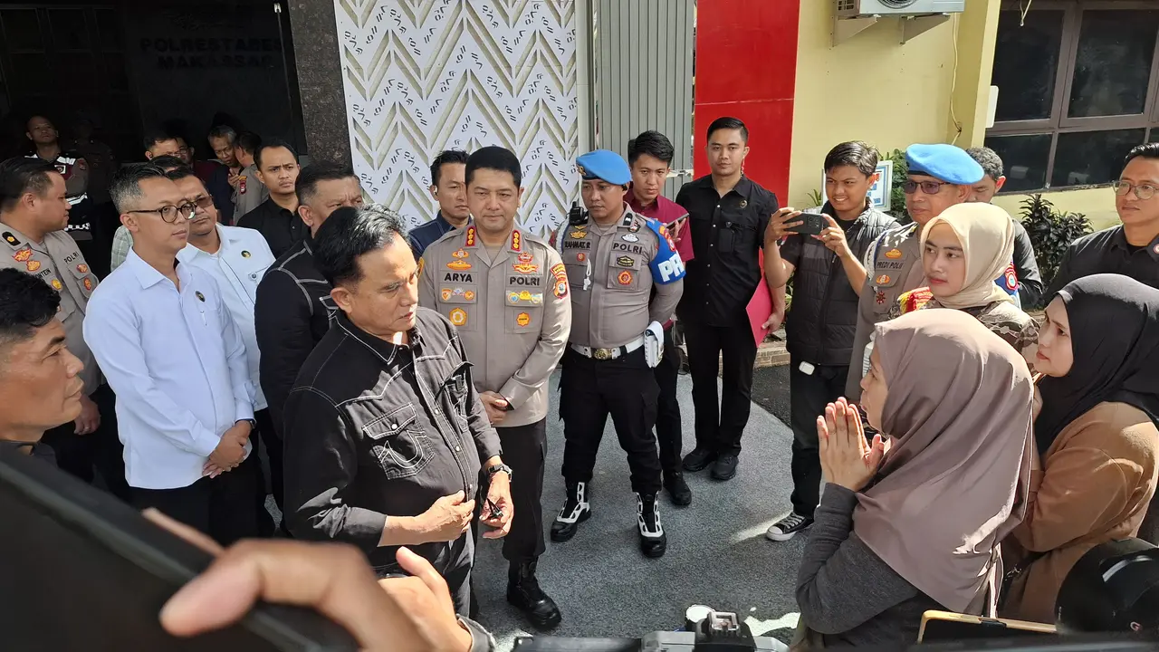 Keluarga ojol yang tewas di Makassar menangis saat bertemu Menko Yusril Ihza Mahendra
