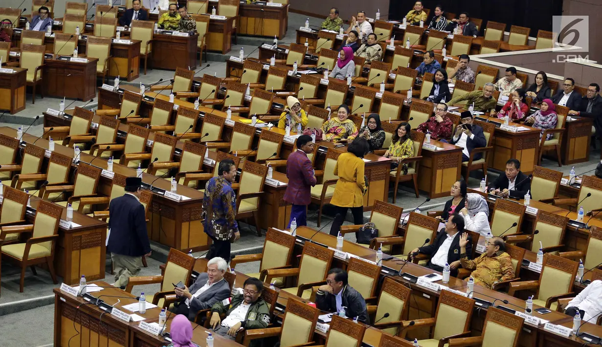 Suasana Rapat Paripurna Pengesahan RUU MD3 menjadi UU di gedung Parlemen, Senayan, Jakarta, Senin (12/2). Rapat Paripurna DPR resmi mengesahkan RUU No 17/2014 tentang MPR, DPR, DPRD dan DPD menjadi Undang Undang. (Liputan6.com/Johan Tallo)