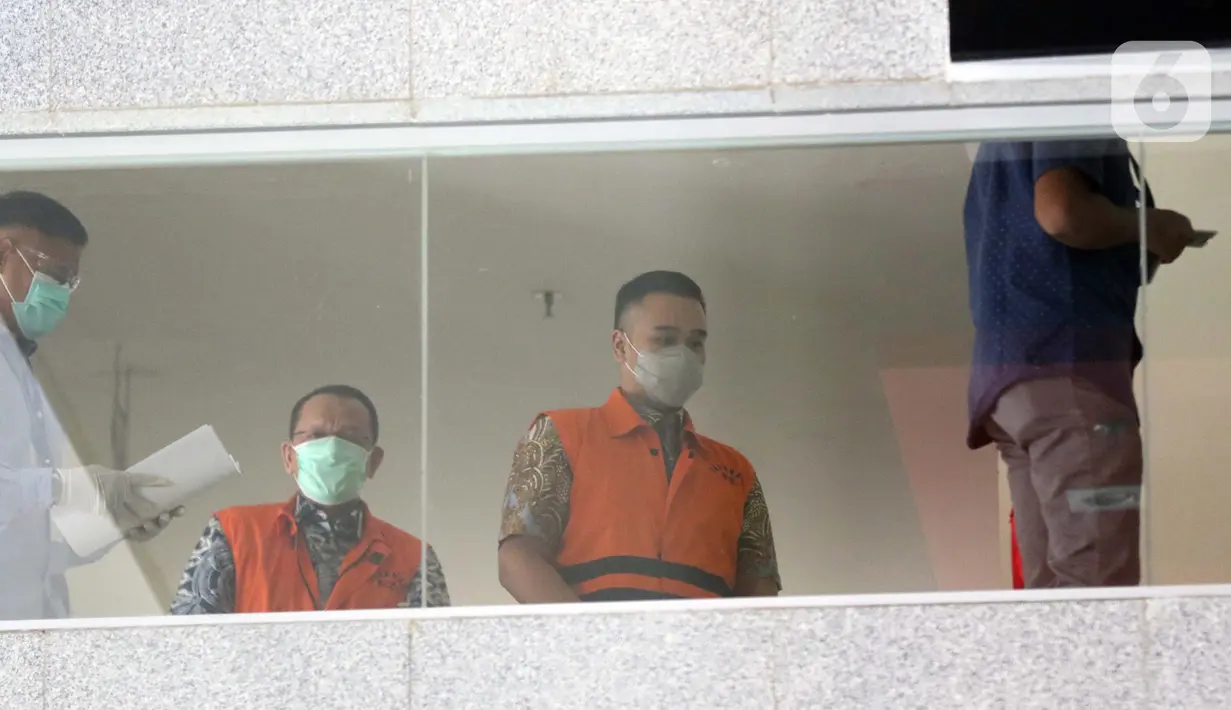 Tersangka suap dan gratifikasi perkara di Mahkamah Agung (MA) 2011-2016, Nurhadi (kiri) dan menantunya Rezky Herbiyono usai menjalani pemeriksaan di Gedung KPK Jakarta, Selasa (29/9/2020). Penyidik KPK melimpahkan tersangka beserta barang bukti kepada tim JPU KPK. (Liputan6.comHelmi Fithriansyah)