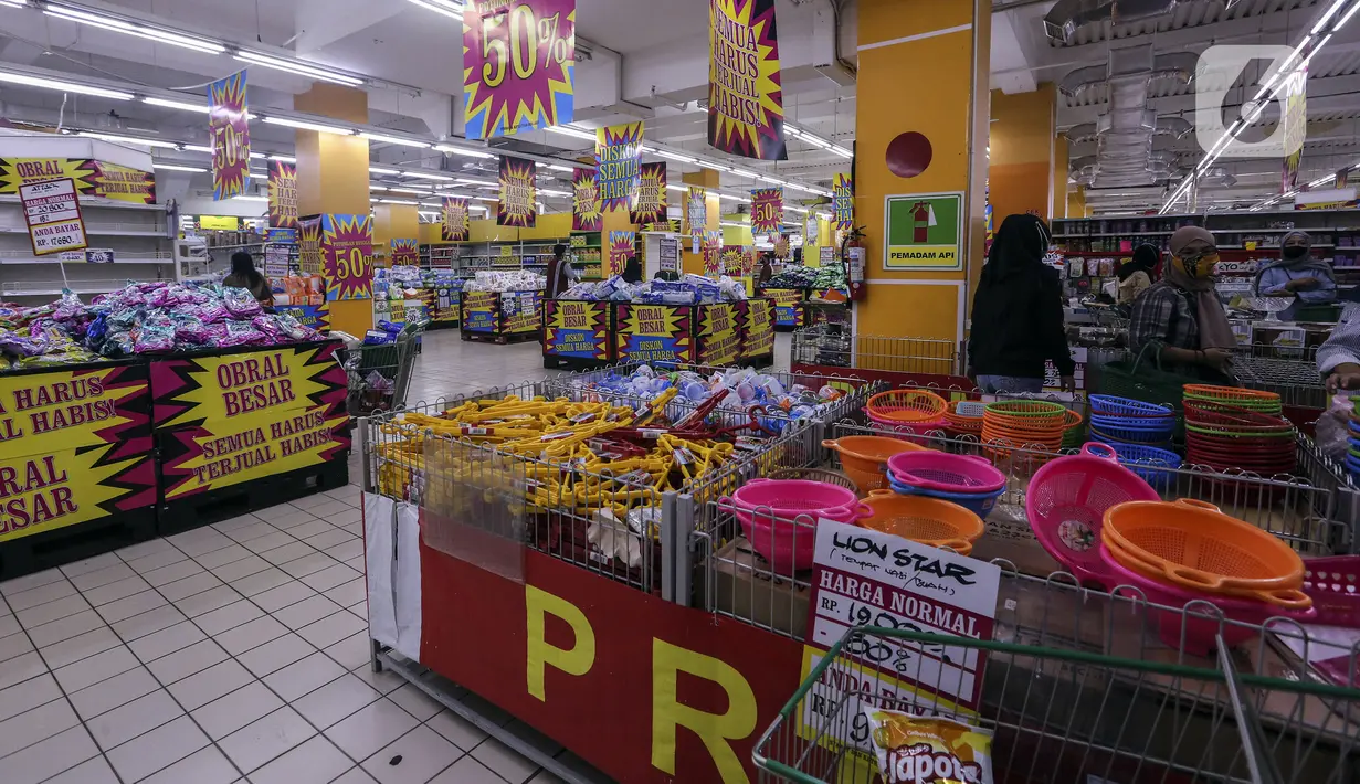 Konsumen memilih barang kebutuhan di salah satu gerai supermarket Giant di Jakarta, Kamis (4/3/2021). Persaingan bisnis ritel makanan dan pandemi yang berkepanjangan membuat store Giant tutup satu per satu. (Liputan6.com/Johan Tallo)