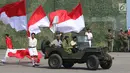 Para pemain membawa bendera Merah Putih saat membawakan teaterikal Jenderal Sudirman dalam geladi resik HUT TNI ke-72 di Cilegon, Banten, Selasa (3/10). (Liputan6.com/Angga Yuniar)