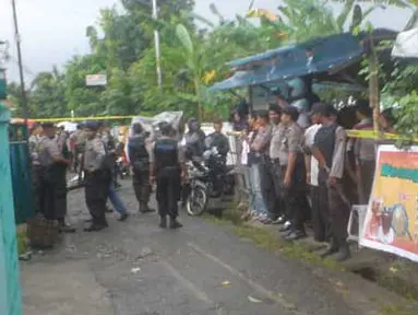 Densus 88 Menggeledah Rumah Terduga Teroris