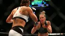 Holly Holm (kanan) mencoba mencari kelemahan Miesha Tate pada ajang UFC 196 di MGM Grand Garden Arena, Las Vegas, Amerika Serikat, Minggu (6/3/2016)  (Reuters/Mark J. Rebilas-USA TODAY Sports)