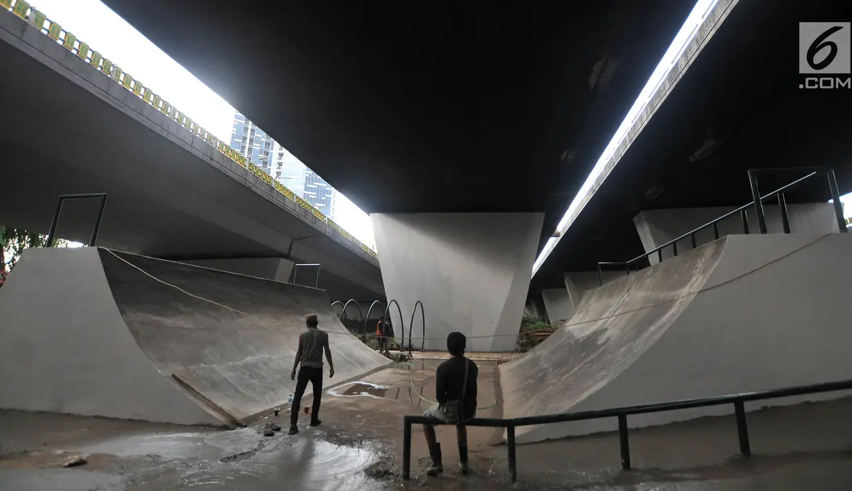 Suasana arena papan seluncur atau skate park dan lintasan sepeda BMX di kolong Flyover Slipi, Jakarta, Kamis (13/12). Pemprov DKI Jakarta melalui Suku Dinas Kehutanan membangun skate park. (Merdeka.com/Iqbal S. Nugroho)