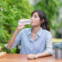 ilustrasi minum air mineral/Photo by Little Pig Studio from Shutterstock