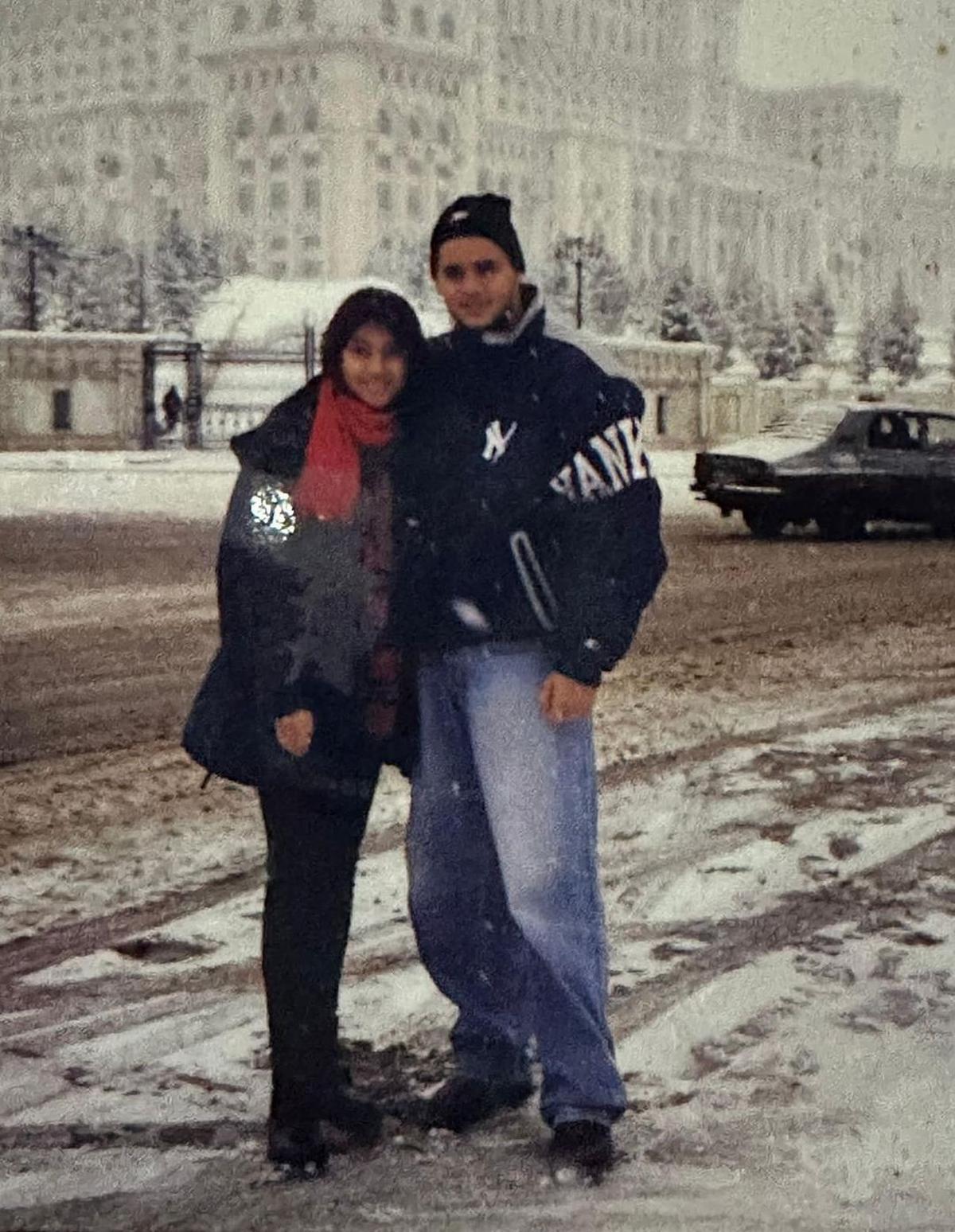 Dari Pacar Pertama hingga Jadi Suami, Ini Potret Rumah Tangga Sarah Azhari - Bagikan Tips Sudah 20 Tahun Lebih Bersama