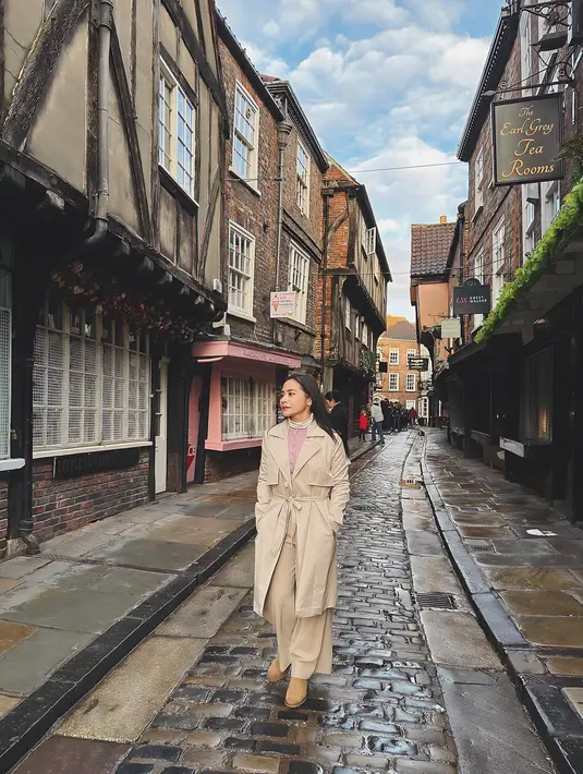 Kombinasi trench coat, loose pants, dan top warna pink juga tak kalah menarik.  [@prillylatuconsina96]