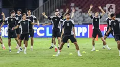 Pemain timnas Indonesia melakukan pemanasan jelang latihan resmi laga lanjutan babak ketiga kualifikasi Piala Dunia 2026 zona Asia grup C di Stadion Utama Gelora Bung Karno, Senayan, Jakarta, Senin (18/11/2024). (Liputan6.com/Angga Yuniar)