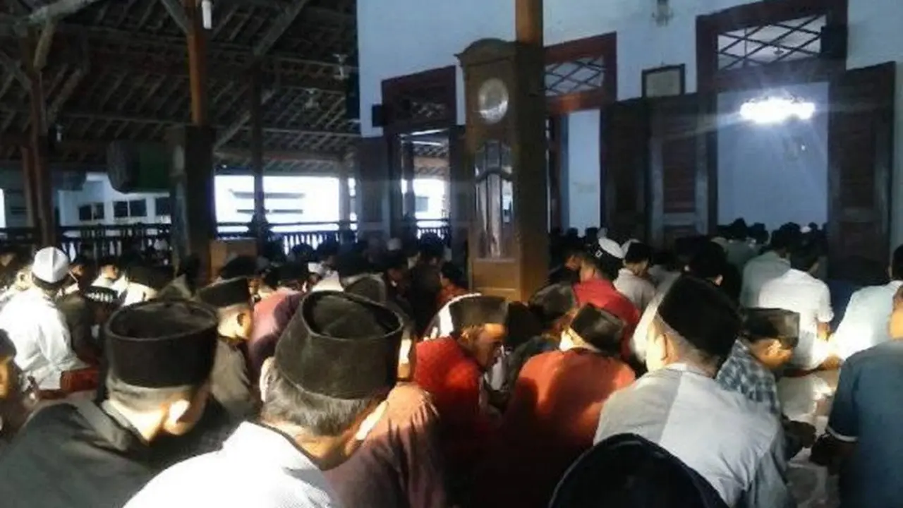 Ponpes Buntet, Peristiwa 10 November dan Rencong Cut Nyak Dien 
