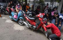 FOTO: Antusiasme Warga Serbu Pemutihan Pajak Kendaraan Bermotor di Samsat Cinere