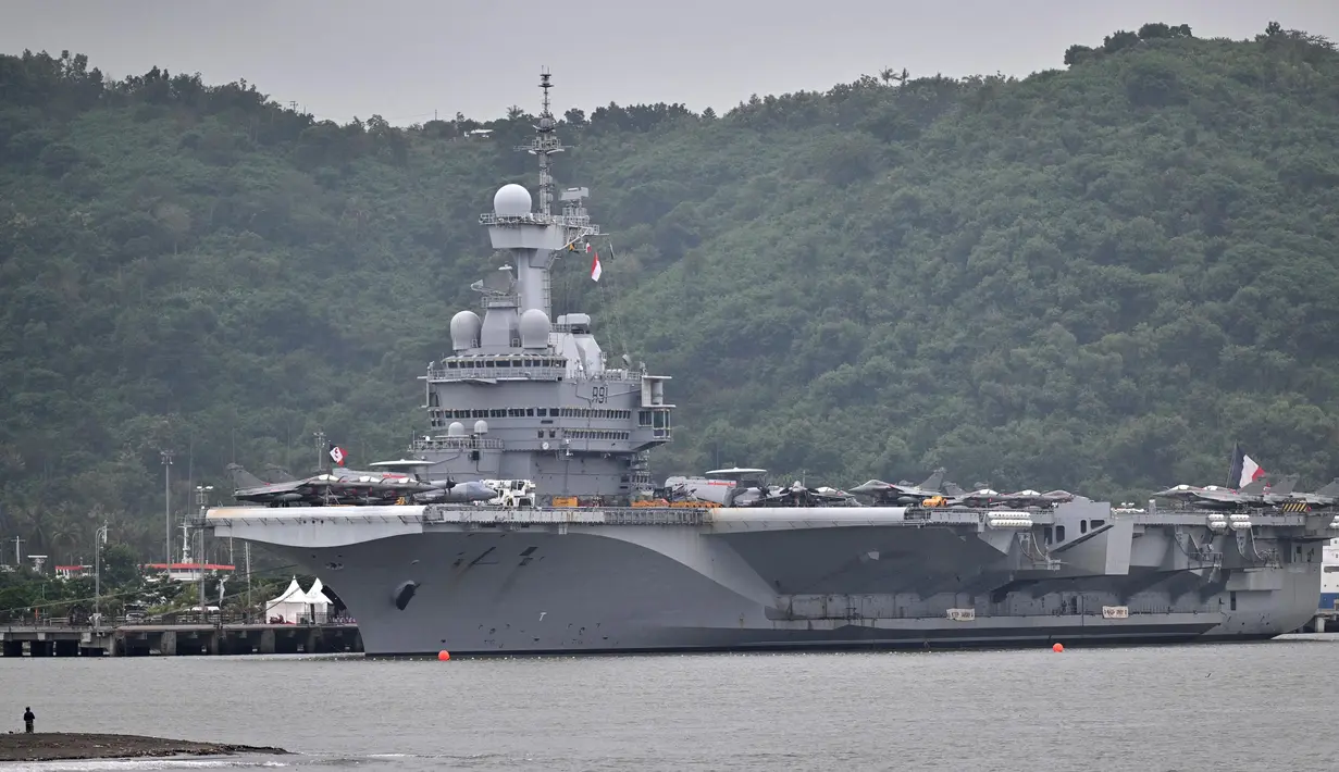 Charles de Gaulle memiliki panjang 262 meter, dilengkapi dengan beragam persenjataan terbaru dan canggih serta sejumlah pesawat tempur. (SONNY TUMBELAKA/AFP)