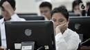 Ekspresi peserta saat mengikuti Seleksi Kompetensi Dasar (SKD) berbasis Computer Assisted Test (CAT) untuk CPNS Kementerian Agraria Tata Ruang/Badan Pertanahan Nasional (ATR/BPN) di Kantor BKN Regional V, Jakarta, Senin (27/1/2020). Seleksi diikuti 2.162 peserta. (merdeka.com/Iqbal Nugroho)