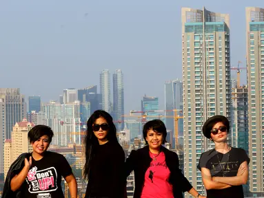 Grup band wanita asal Bandung, SHE, tampil bersama vokalis baru saat mengunjungi kantor Liputan6.com di SCTV Tower, Jakarta, Rabu (20/5/2015). (Liputan6.com/Faisal R Syam)