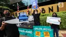 Aktivis yang tergabung dalam kampanye #bersihkanbankmu menggelar aksi di depan kantor Bank Tabungan Negara (BNI), Jakarta, Jumat (17/6/2022). Dalam aksinya mereka mempertanyakan keseriusan Bank BI dalam penghentian pembiayaan proyek batu bara dan menyerukan untuk menghentikan praktek Greenwashing. (Liputan6.com/Johan Tallo)