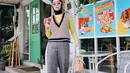 Kamu bisa banget sontek gaya nyentrik dengan memadukan vest, inner warna cerah seperti lime, pasmina, dan plaid pants. (Instagram/tantrinamirah).
