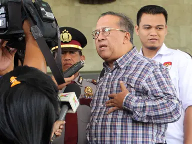 Mantan Sekretaris Jenderal Kementerian Kebudayaan dan Pariwisata periode 2004-2008 Sapta Nirwandar usai menjalani pemeriksaan di KPK, Jakarta, Kamis (25/6/2015). Sapta diperiksa sebagai saksi untuk tersangka Jero Wacik. (Liputan6.com/Helmi Afandi)