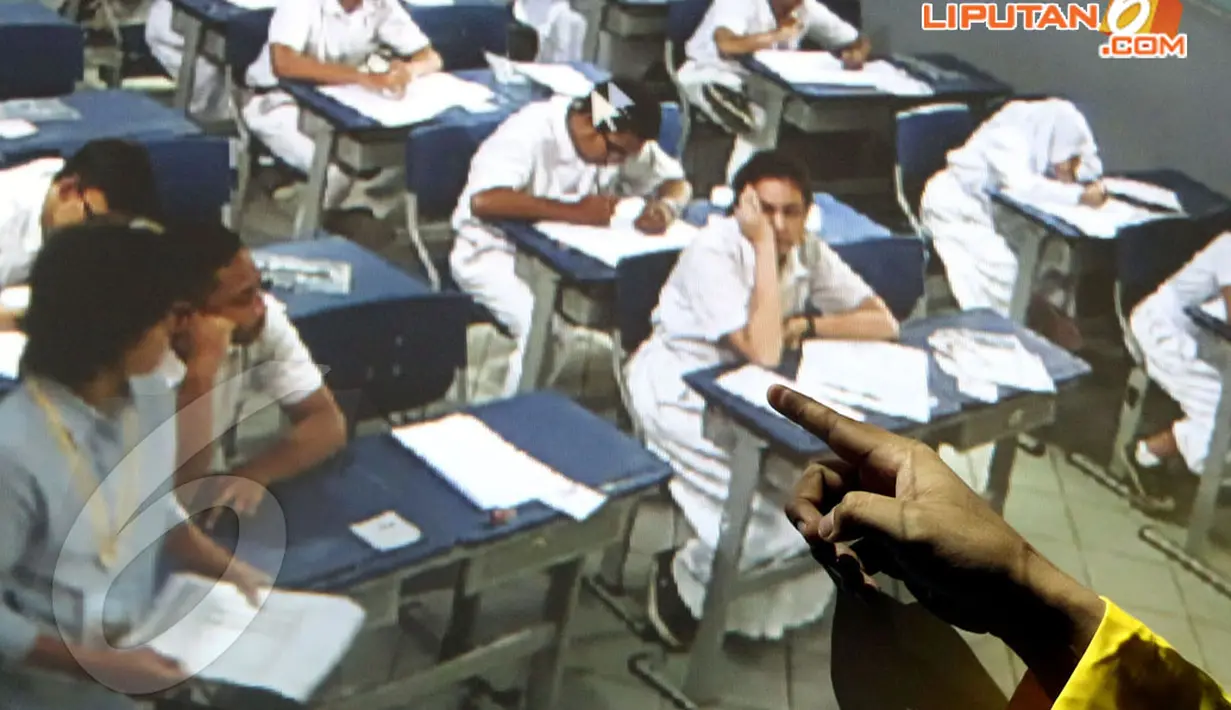 Para siswa di SMA Negeri Budi Utomo Jakarta Pusat Senin (15/4/14) tetap bersikap tenang dan disiplin ketika mengikuti UN, Selasa (15/4/14) (Liputan6.com/Faisal R Syam).
