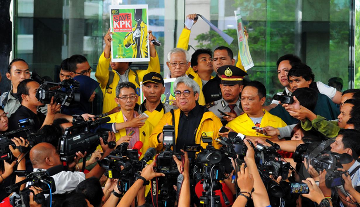 Imam Prasodjo menjawab pertanyaan wartawan saat menyambangi kantor KPK, Jakarta, Rabu (18/2/2015). Imam menyambut baik keputusan Presiden Jokowi yang membatalkan Budi Gunawan sebagai Kapolri.(Liputan6.com/Faisal R Syam)