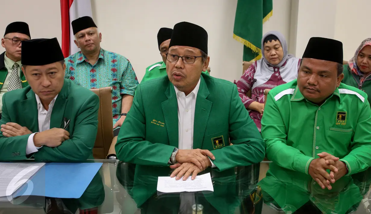 Ketum PPP hasil muktamar Jakarta, Djan Faridz (tengah) menggelar jumpa pers di Jakarta, Kamis (23/3). PPP Djan Faridz resmi memecat Romahurmuziy alias Romy dari PPP, karena dinilai sudah tidak sejalan dengan visi misi partai. (Liputan6.com/Faizal Fanani
