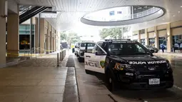 Polisi dan petugas darurat bekerja di luar lokasi penembakan Rapper Takeoff Migos di 1201 San Jacinto, di Houston, Texas, Selasa (1/11/2022). Polisi Houston mengatakan penembakan yang menewaskan rapper berusia 28 tahun itu terjadi pada Selasa malam, di mana saat kejadian anggota Migos lainnya juga berada di lokasi.  (Annie Mulligan/Houston Chronicle via AP)