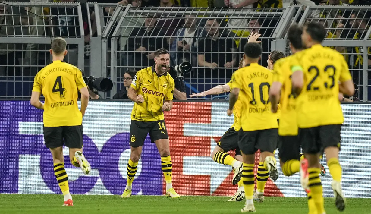 Selebrasi para pemain Borussia Dortmund merayakan gol ke gawang PSG ynag dicetak Niclas Fullkrug (tengah) pada laga leg pertama semifinal Liga Champions 2023/2024 di Signal Iduna Park Stadium, Dortmund, Rabu (1/5/2024). (AP Photo/Martin Meissner)