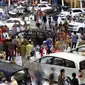 Pengunjung memadati ruang pamer pada pembukaan The 19th Indonesia International Motor Show (IIMS) 2011 di JIExpo, Jakarta, Jumat (22/7). Perhelatan otomotif ini, berlangsung hingga 31 Juli 2011.(Ant)