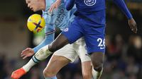 Penyerang Manchester City, Erling Haaland dan bek Chelsea Kalidou Koulibaly berebut bola pada matchday ke-18 Liga Inggris di Stadion Stamford Bridge, Jumat (6/1/2023) dini hari WIB. Hasil ini membuat Man City memangkas jarak dengan Arsenal di papan klasemen sementara Liga Inggris. (AP Photo/Kirsty Wigglesworth)