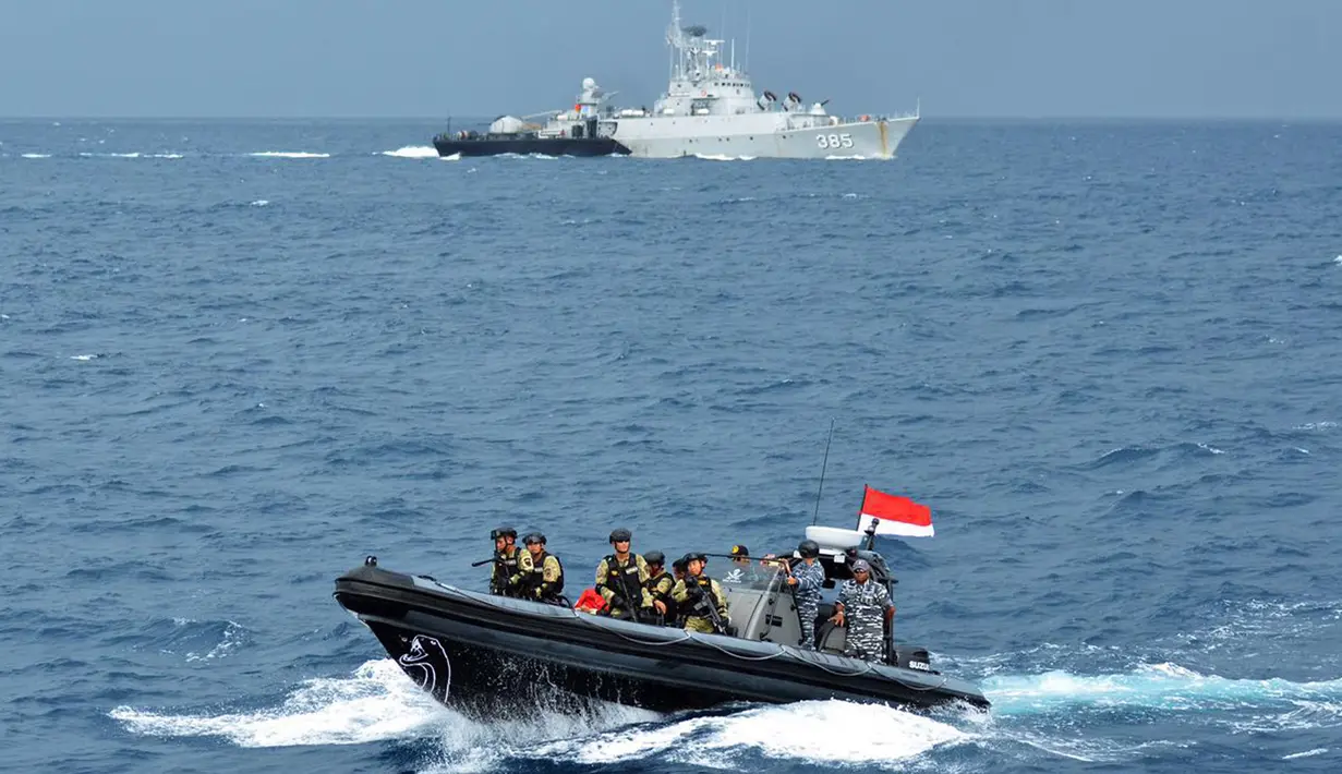 KRI Imam Bonjol 383 adalah kapal yang digunakan Komando Armada RI Kawasan Barat (Koarmabar) untuk menangkap kapal Cina yang diduga menangkap ikan di perairan Natuna beberapa waktu lalu, Kepulauan Riau, Kamis (23/6). (Foto: Setpres)