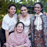 Kecantikan dan awet muda Kris Dayanti dan Yuni Shara rupanya menurun dari sosok sang ibunda, Rachma Widadiningsih. [@krisdayantilemos]