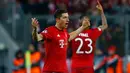 Penyerang Muenchen, Robert Lewandowski melakukan selebrasi usai mencetak gol kegawang Atletico Madrid di Liga Champions di Allianz Arena (4/5). Meski kalah 2-1 dari Munchen, Atletico melaju ke final dengan aggregat gol tandang. (Reuters/ Ralph Orlowski)