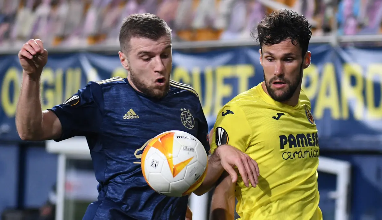 Bek Dinamo Zagreb, Stefan Ristovski (kiri) berebut bola dengan bek Villarreal, Alfonso Pedraza dalam laga leg kedua perempatfinal Liga Europa 2020/2021 di La Ceramica Stadium, Villarreal, Kamis (15/4/2021). Dinamo Zagreb kalah 1-2 dari Villarreal. (AFP/Jose Jordan)