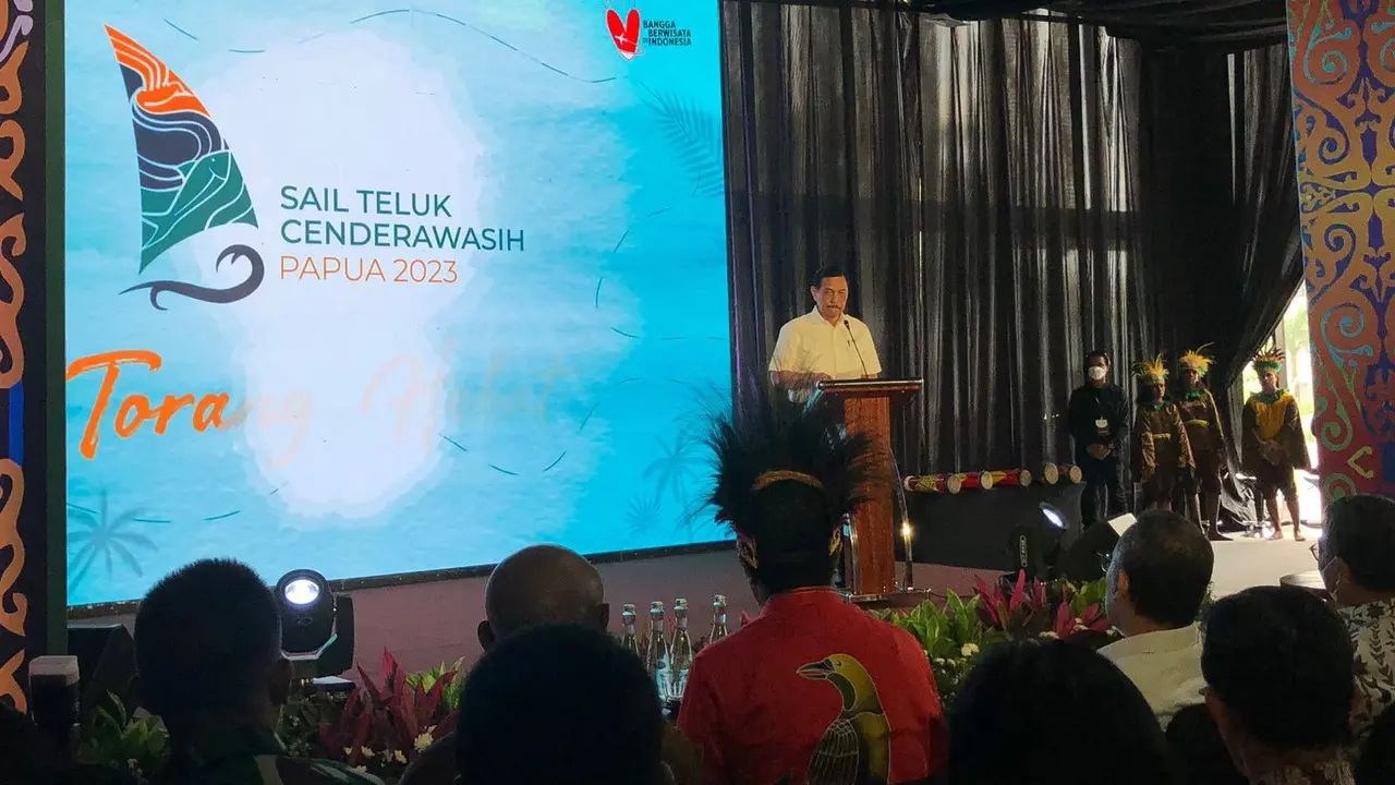 Menteri Koordinator Bidang Kemaritiman dan Investasi (Menko Marves) Luhut Binsar Pandjaitan meresmikan penyelenggaraan Sail Teluk Cendrawasih, di Sarinah, Jakarta, Jumat (3/2/2023).