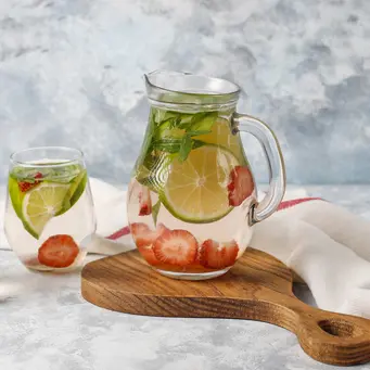 Fruit infused water dapat menjaga tubuh agar tetap terhidrasi dan membersihkan racun. (Foto/dok: Freepik/azerbaijan_stockers)