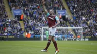 Striker West Ham Andy Carroll geram pada penalti telat yang didapat Leicester.(Action Images via Reuters / Carl Recine)