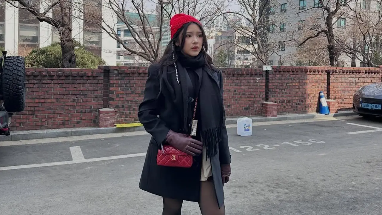 Serba Hitam dengan Aksen Merah, Gaya Tiara Andini di Korea Selatan Curi Perhatian