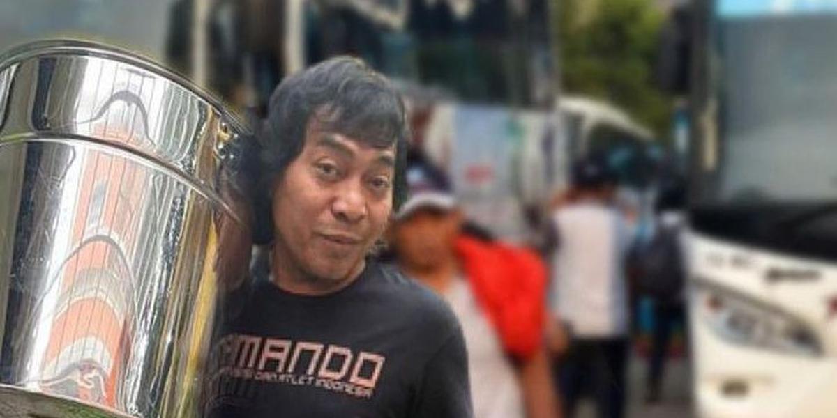 Postingan Abdel Achrian yang memuat percakapannya dengan Komeng melalui pesan WA langsung banjir komentar, termasuk dari rekan seleb.<br>