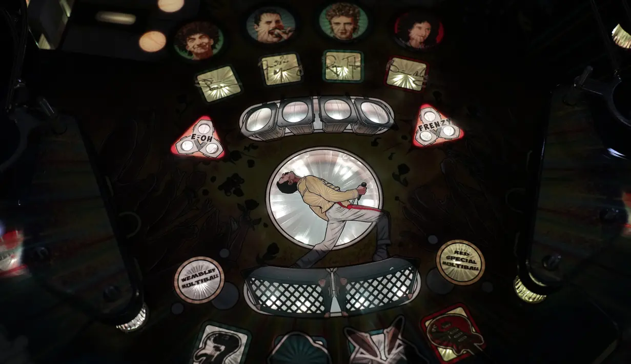 Mesin pinball yang menampilkan wajah anggota band rock Queen terlihat di dalam toko baru mereka sebelum dibuka di London, Senin (27/9/2021). Queen membuka toko pop-up di Carnaby Street yang bersejarah pada pekan ini untuk menandai lima dekade mereka di kancah musik. (AP Photo/Alastair Grant)