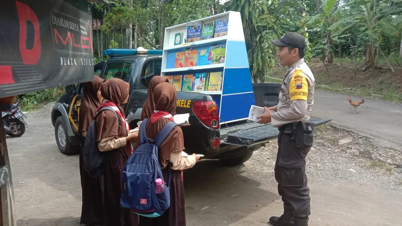 Polsek Rowokele, Kebumen modifikasi mobil patroli untuk perpustakaan keliling. (Foto: Liputan6.com/Galoeh Widura)