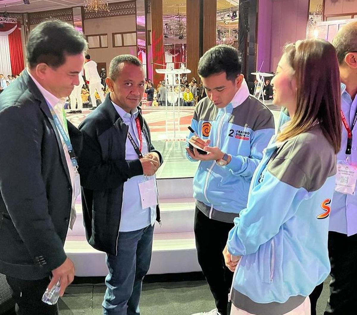 "Diskusi dengan Mas @gibran_rakabuming, Pak @prabowo, Pak @bahlillahadalia, dan juga Pak @rosanroeslani di sela sesi jeda Debat Cawapres malam ini," tulis Yusril dalam keterangan foto. <br>