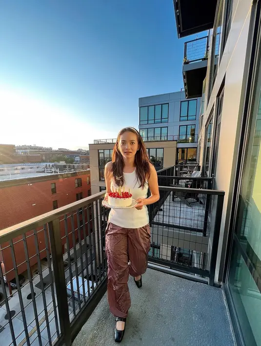 Tinggal di Amerika Serikat, Enzy Storia terlihat belakangan lebih suka mengenakan outfit simple chic [@enzystoria]