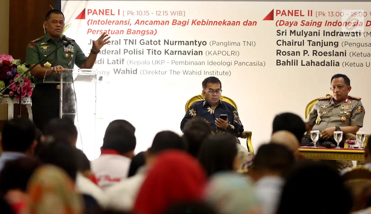 Panglima TNI Gatot Nurmantyo memberikan paparan saat menjadi pembicara dalam diskusi Intoleransi, Ancaman bagi Kebinekaan dan Persatuan Bangsa pada acara Simposium Nasional di Jakarta, Senin (14/8). (Liputan6.com/Johan Tallo)