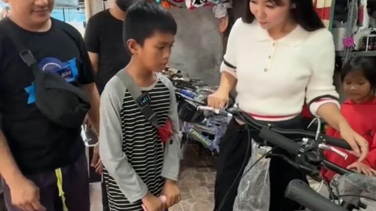 Sesampainya di toko sepeda, Vilmei pun meminta sepeda yang paling bagus untuk Sauki. Sauki pun menerima sepeda pilihan Vilmei.