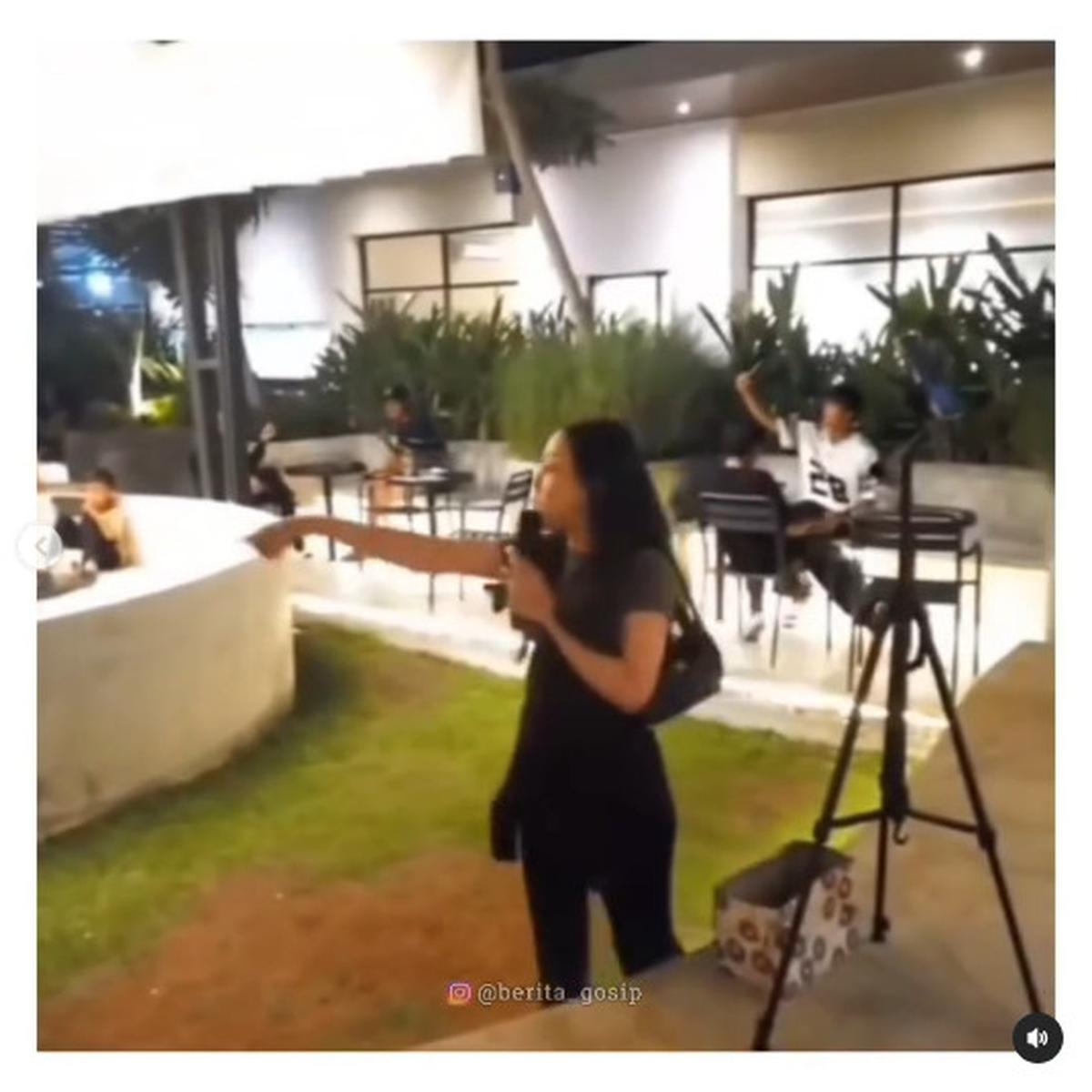 Cewek ini Pinjam Mikrofon saat Live Music, Dikira Mau Nyanyi Ternyata Tagih Utang