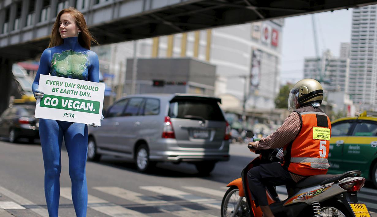 Seorang wanita anggota PETA (People for the Ethical Treatment of Animals) saat melakukan aksi untuk mempromosikan veganisme di Bangkok tanggal 21 April 2016. Wanita ini hanya berbikini saat melakukan aksinya. (REUTERS / Jorge Silva)