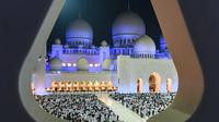 Pemandangan saat umat muslim berdoa di halaman Masjid Agung Sheikh Zayed di Abu Dhabi, Uni Emirat Arab, Sabtu (1/6/2019). Umat muslim memanjatkan doa-doa jelang berakhirnya Ramadan untuk mendapatkan Lailatul Qadar atau malam yang lebih baik dari seribu bulan. (KARIM SAHIB/AFP)