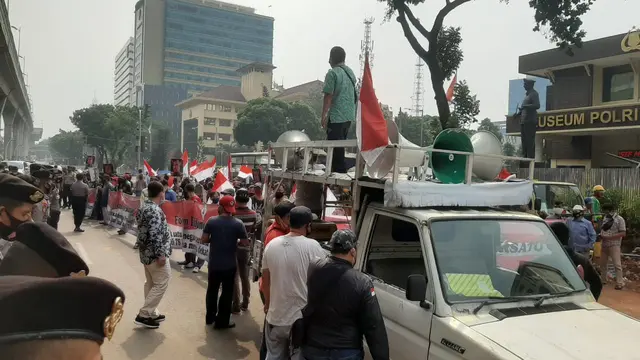 Massa FIB menggelar demo di depan Mabes Polri mendesak penahanan terhadap tersangka suap penghapusan red notice Djoko Tjandra