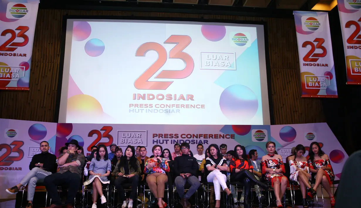 Tiga penyanyi dangdut papan atas Via Vallen, Ayu Ting Ting dan Zaskia Gotik akan menghibur pemirsa dalam satu panggung. Ketiganya akan bergoyang bersama demi meramaikan acara yang bertajuk Indosiar Luar Biasa. (Bambang E Ros/Bintang.com)