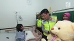 Kepala Korps Polisi Lalu Lintas (Kakorlantas) Polri Irjen Royke Lumowa menjenguk Sukiarti, perempuan asal Kabupaten Rembang, Jawa Tengah, yang melahirkan di bahu tol Cipali KM 82, Minggu, 2 Juli 2017.